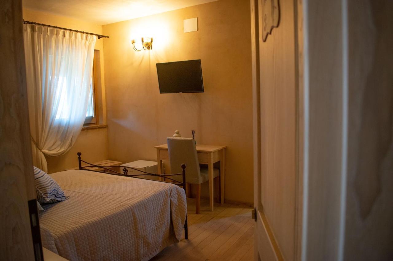 Camera Iris - B&B Antico Casale Монте-Сан-Бьяджо Экстерьер фото