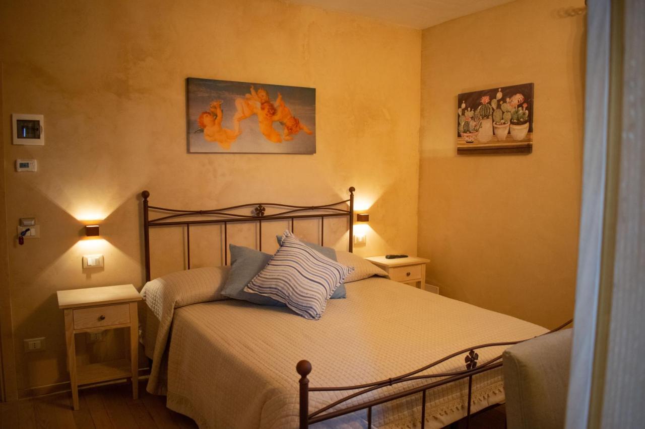Camera Iris - B&B Antico Casale Монте-Сан-Бьяджо Экстерьер фото